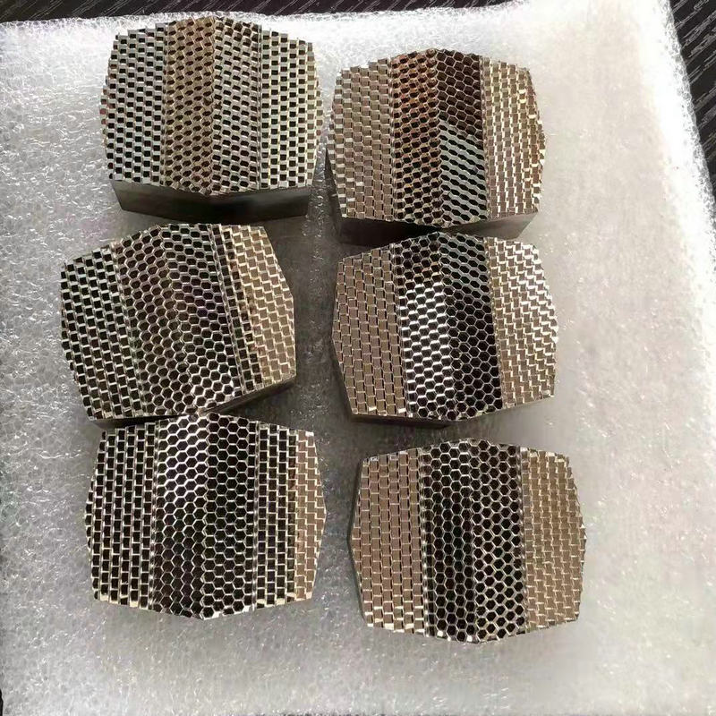 燈(deng)罩(zhao)糢(mo)具(ju)10